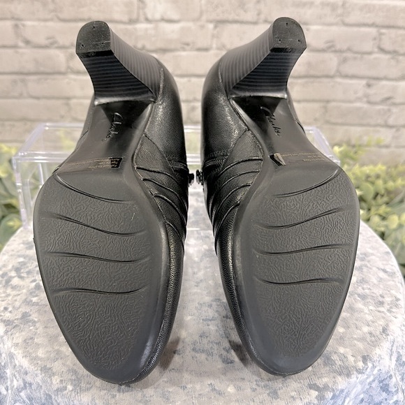 Clark’s Bendables Black Leather Layered Side-Zip RoundToe Shootie Heels WMS 6M - Picture 9 of 11